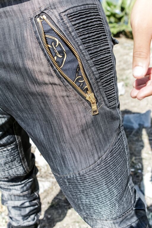 joggers with chain